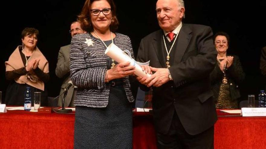 Fina Casalderrey y Xesús Alonso Montero, ayer, en Pontevedra. / rafa vázquez