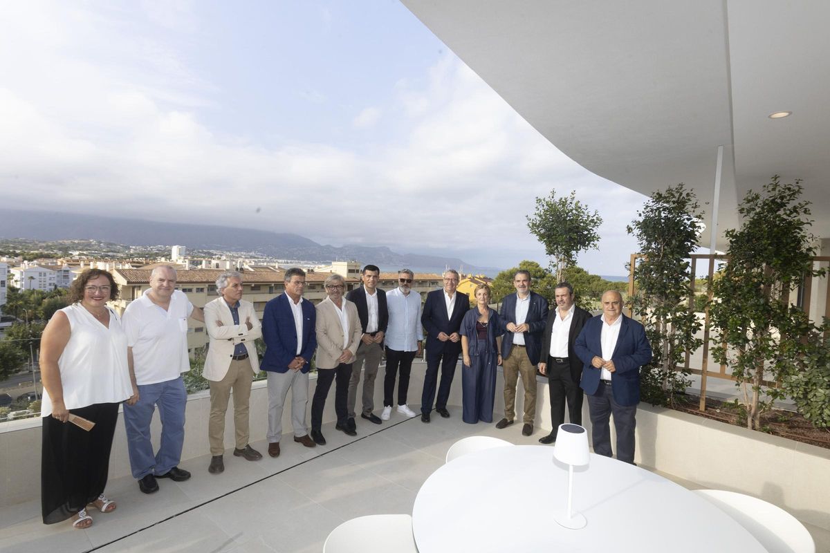 Las autoridades locales junto a Sergio Vidal Balaguer, CEO de Goya Real Estate y Toni Cabot, director de INFORMACIÓN, recorrieron las increíbles instalaciones, además de visitar el piso piloto.
