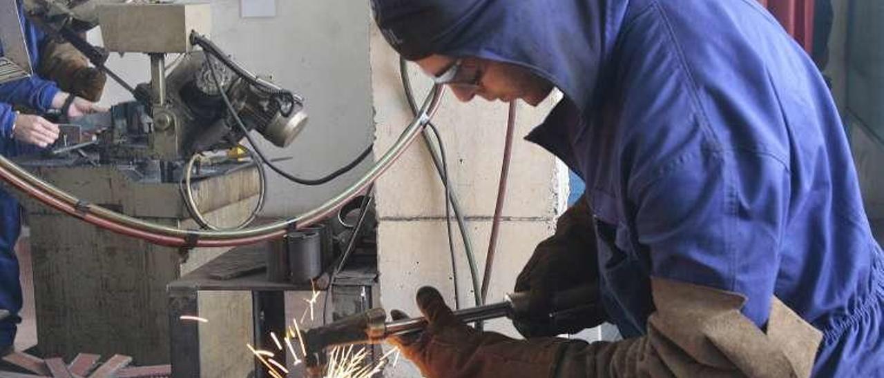 Un alumno en un curso de soldadura en Vigo. // Ricardo Grobas