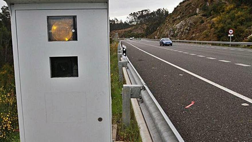 Cabina de radar en una carretera gallega.