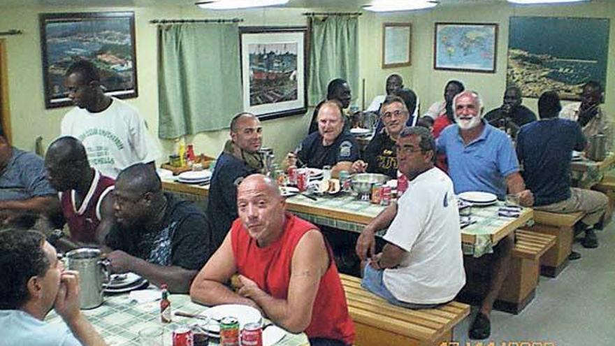 Tripulanes del &quot;Elai Alai&quot;, un atunero con seis gallegos a bordo, ayer, cenando en el comedor.