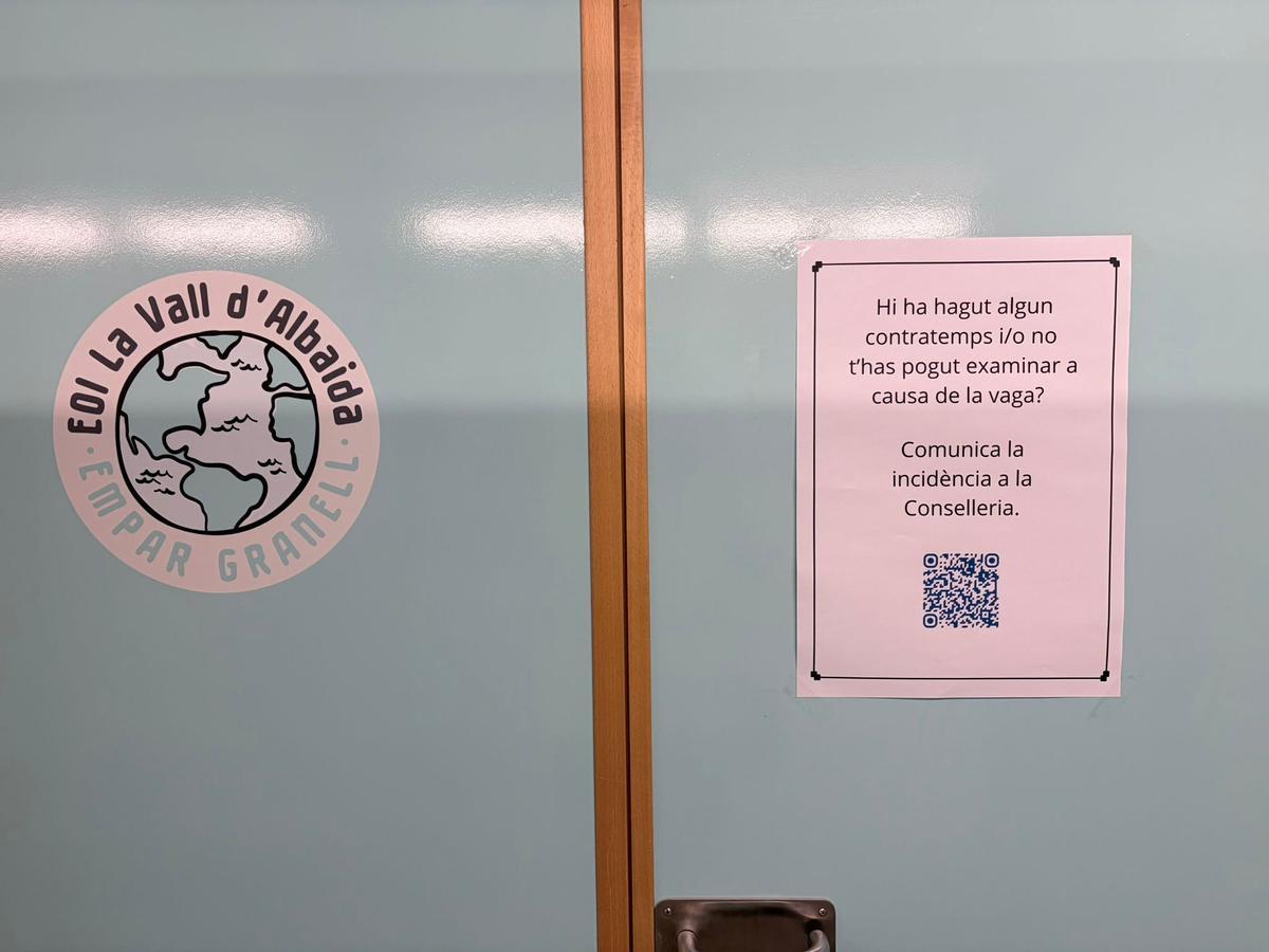Cartel de aviso al alumnado afectado de la EOI de la Vall d'Albaida para contactar con la conselleria.