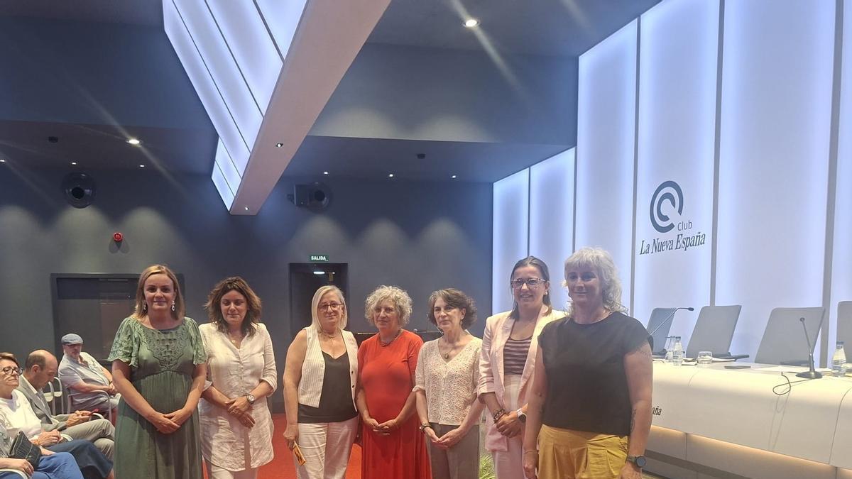 De izquierda a derecha, Covadonga Tomé, Beatriz Polledo, Flor Tuñón, Lola Martín, Ángeles Martínez, Alba Álvarez y Elena Plaza, en el Club LA NUEVA ESPAÑA
