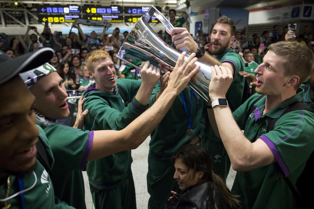 AFICIONADOS RECIBEN AL UNICAJA EN EL AEROPUERTO ...