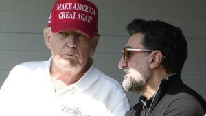 Donald Trump, con Yasir Al-Rumayyan, principal accionista del LIV Golf, en mayo de 2023.