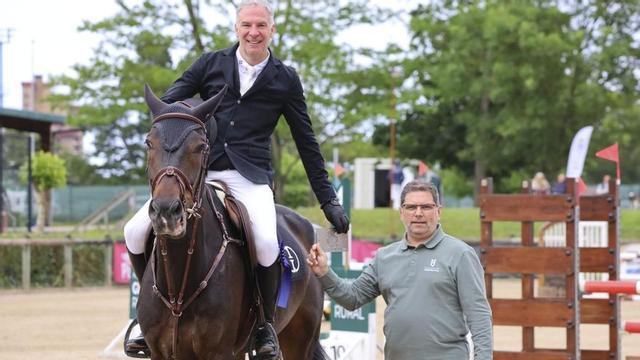 Uno de los jinetes que participaron ayer en las pruebas celebradas en el Chas, recibiendo su trofeo.  | CHAS