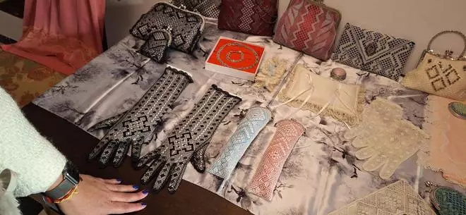 Las bolilleras de Benidorm exponen piezas únicas hechas con esta técnica artesanal
