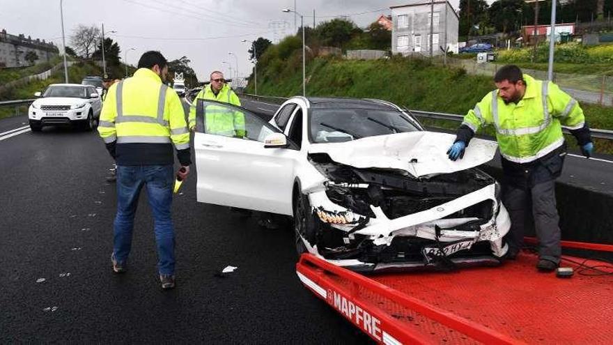 Uno de los coches accidentados ayer en la AP-9 en O Burgo.