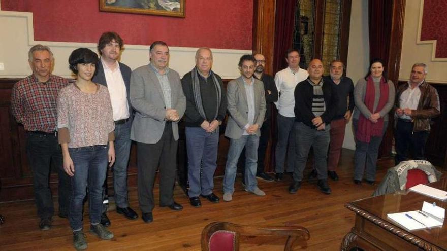Los alcaldes de la comarca y representantes del Gobierno local coruñés, en María Pita.