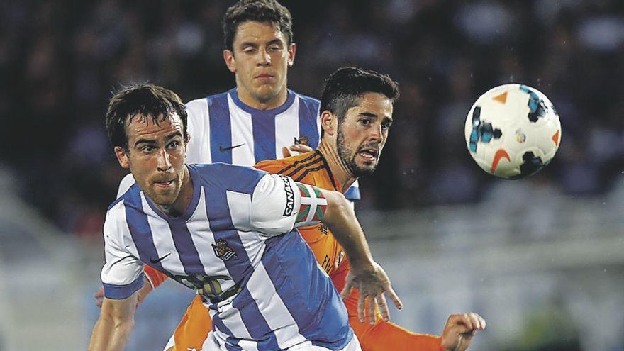 Mikel González disputa un balón con Isco durante su etapa en la Real Sociedad.