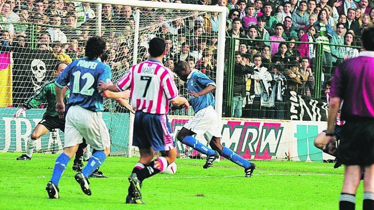 Dely Valdés marcó el primer gol del Oviedo en la última victoria de los azules en Primera, en la 97-98.