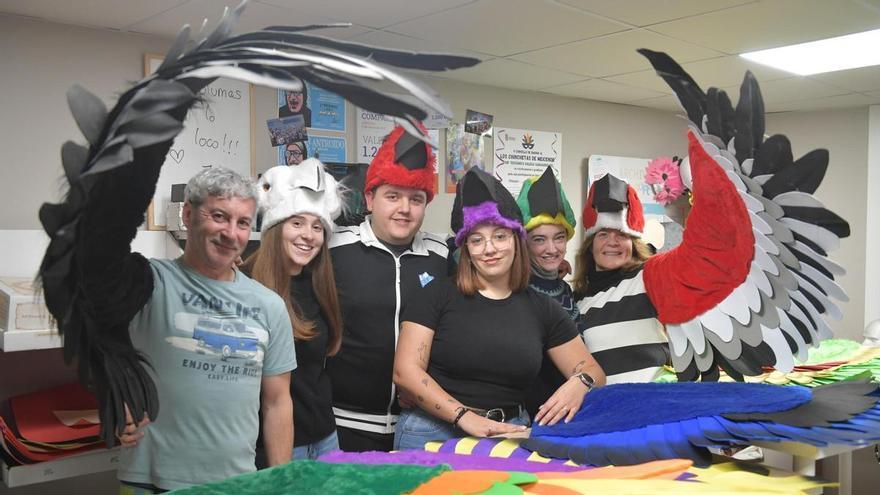 Los Chinchetas de Meicende vuelven a entroidar con plumas y a lo loco: "Una tiktoker rusa nos enseñó a hacer las alas"