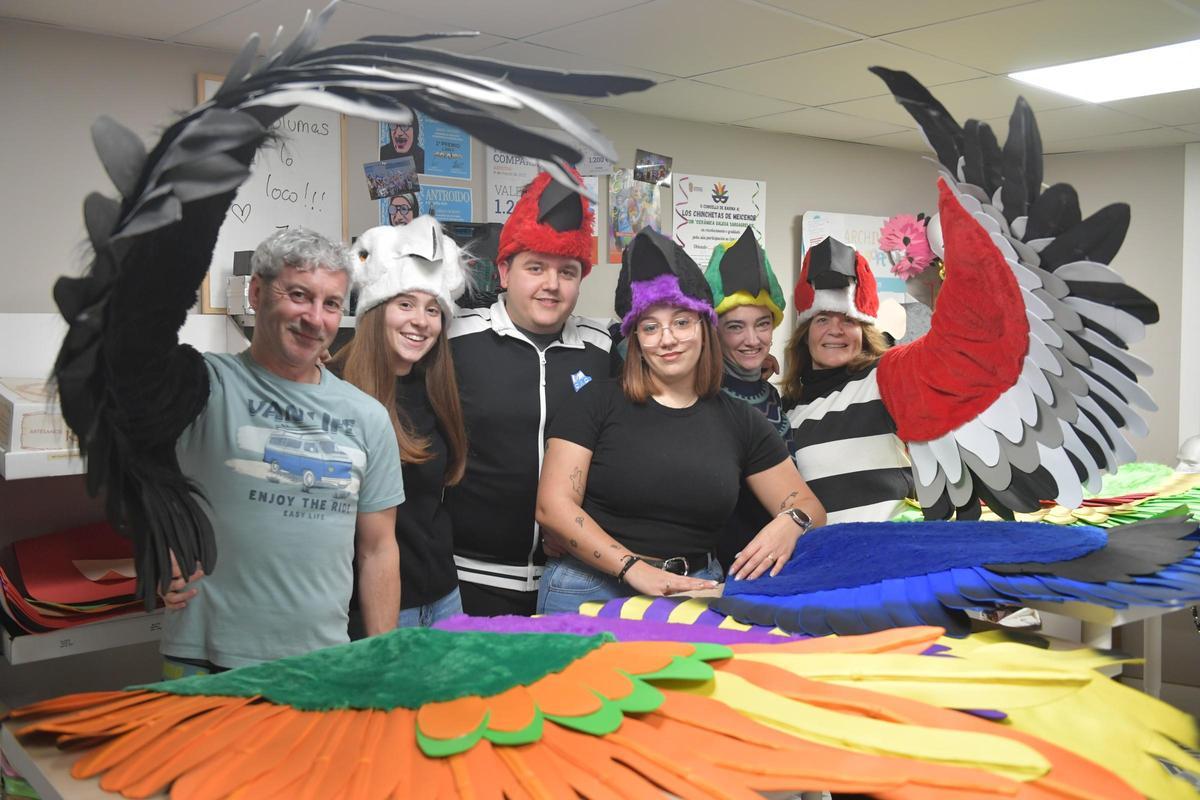 Algunos de los integrantes de Los Chinchetas en su taller de Meicende.