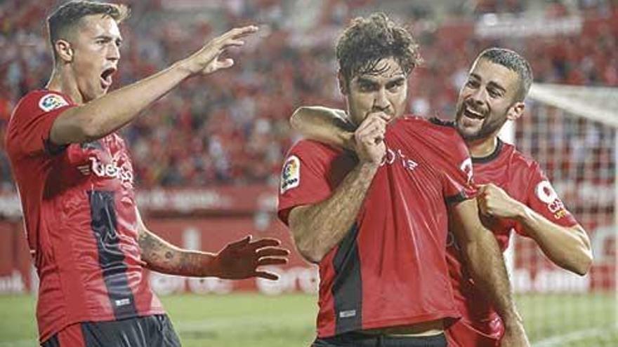 RaÃ­llo y Dani RodrÃ­guez felicitan a AbdÃ³n tras marcar el gol del ascenso ante el Deportivo.