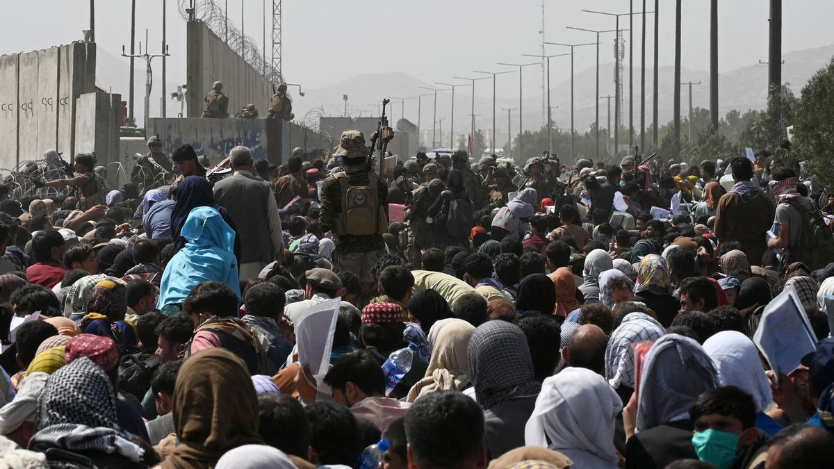 Centenares de afganos se concentran en los alrededores del aeropuerto de Kabul.