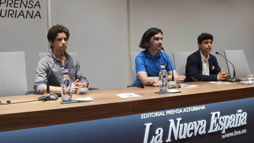 De izquierda a derecha, el poeta Alberto Arce, el editor Pablo Solares Acebal y el poeta Julián Gómez, ayer, en el Club Prensa Asturiana.