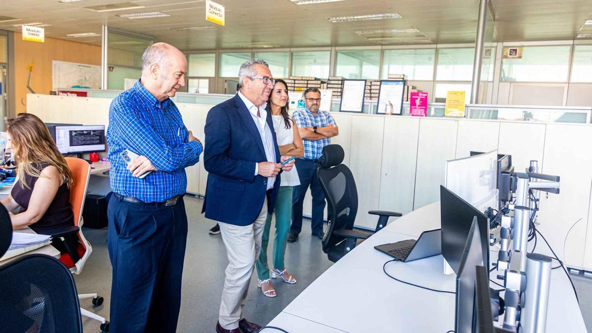 El alcalde y la concejal de Innovación en la demostración