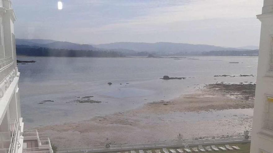 Bancos marisqueros en el entorno de A Toxa, vistos desde el Gran Hotel. // FdV