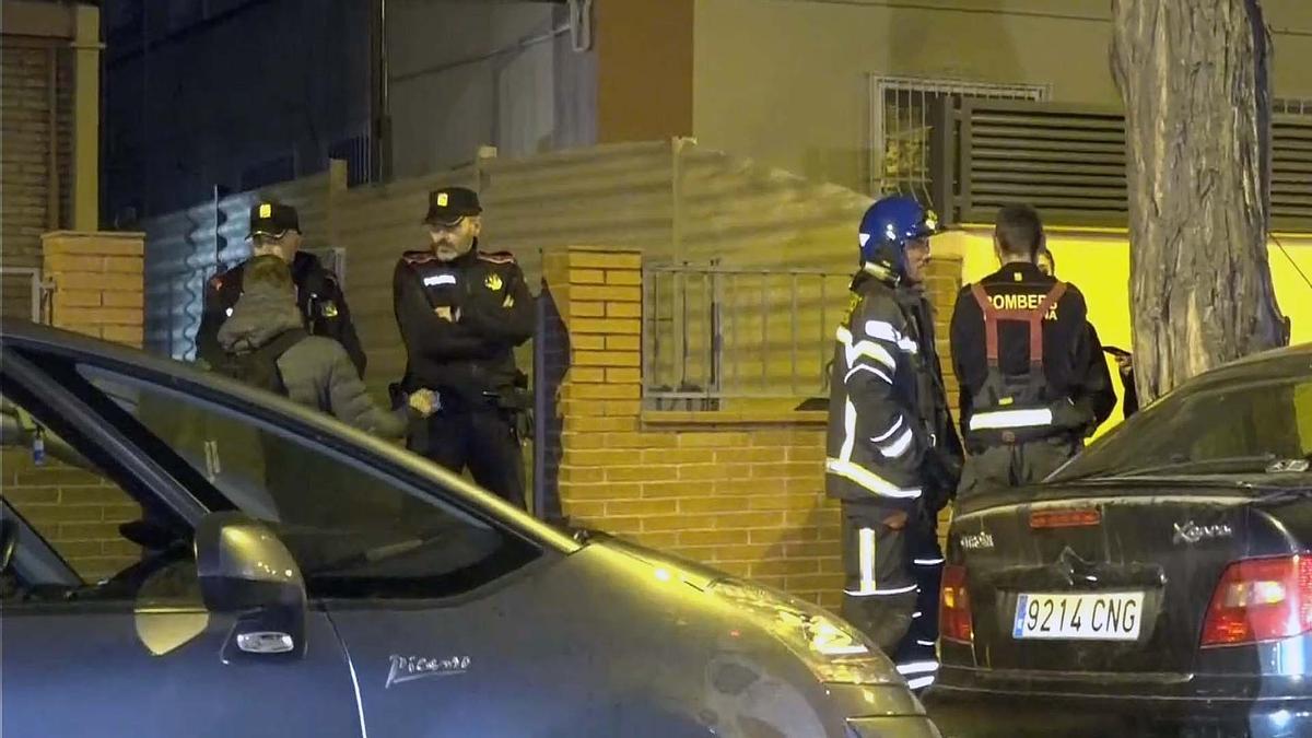 Los Mossos mantienen abierta la investigación por la muerte ayer de un padre y sus dos hijos, de 7 y 10 años, que fueron hallados intoxicados en el interior de un piso de Barcelona