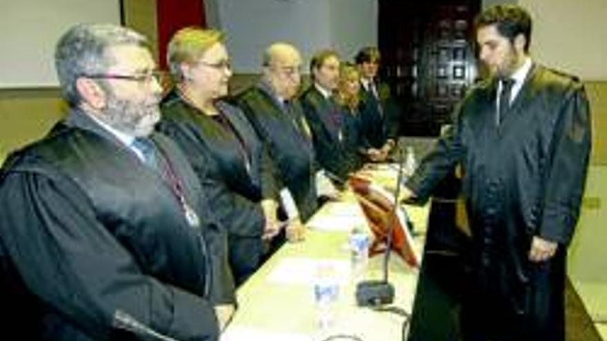 21 licenciados en Derecho realizan el juramento para formar parte del Colegio de Abogados