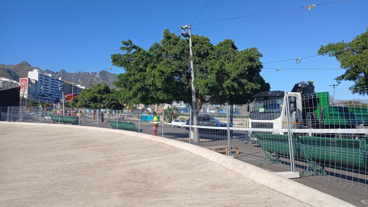 Vallado del charco de la plaza de España.