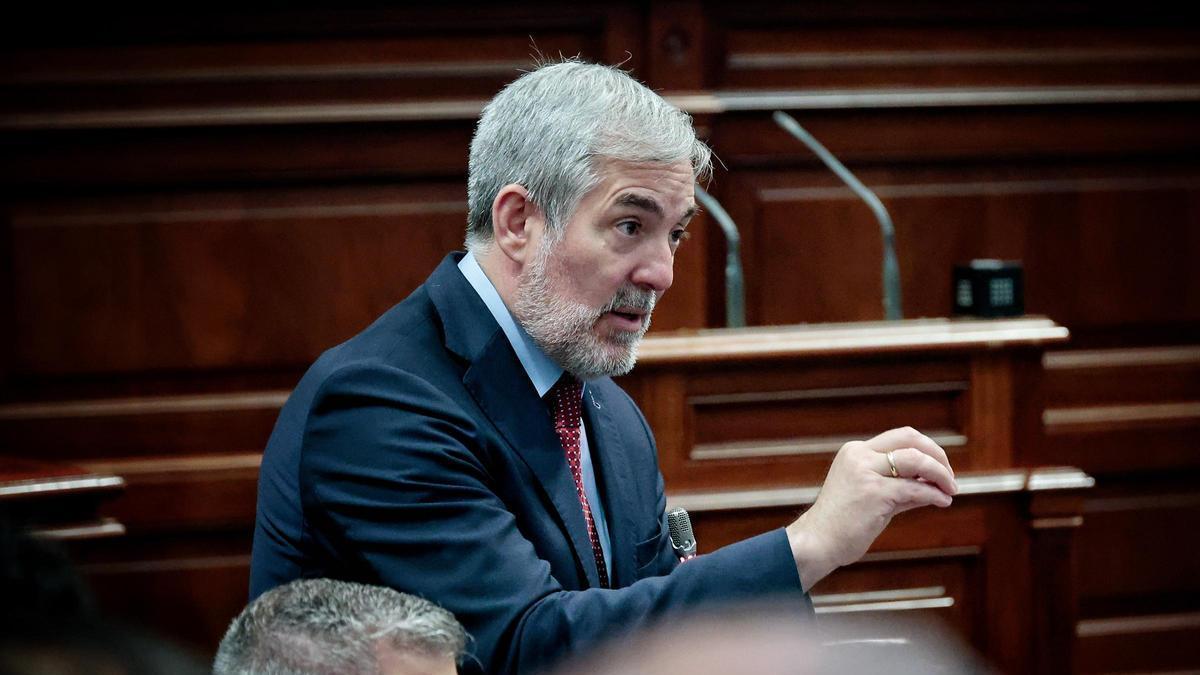 El presidente de Canarias durante el pleno del Parlamento este martes