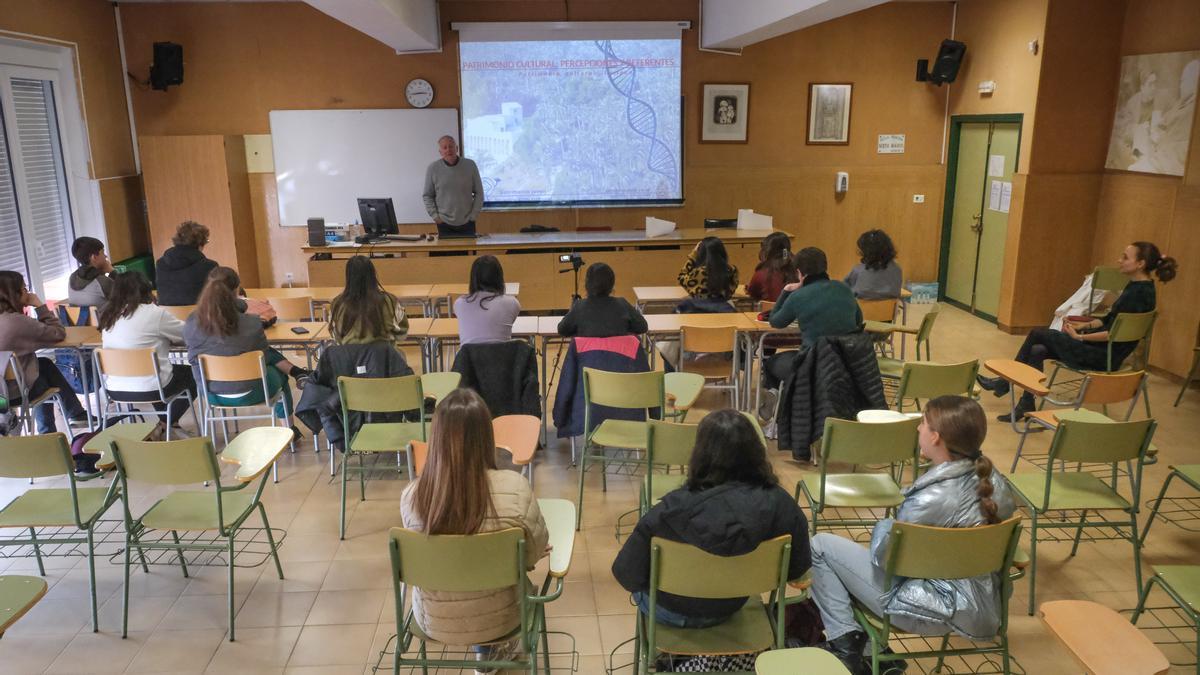 Los alumnos embajadores del IES La Asunción reciben una charla del jefe de sección de Patrimonio del Ayuntamiento de Elche.