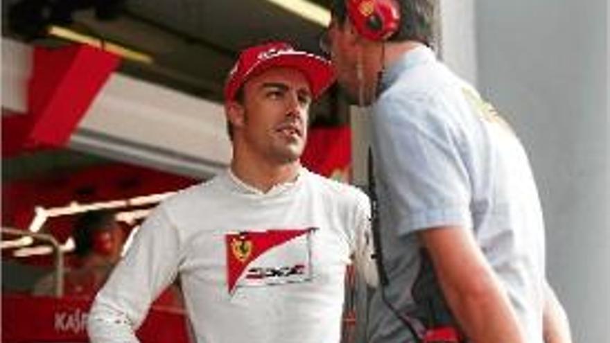 Fernando Alonso, parlant amb un dels enginyers ahir a Malàisia.