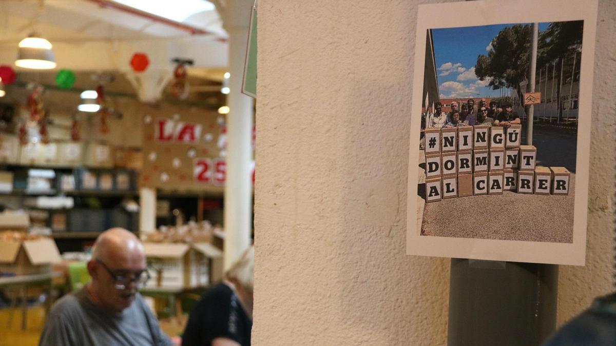 Un cartell que reclama 'Ningu dormint al carrer', al taller de la Fundació Arrels