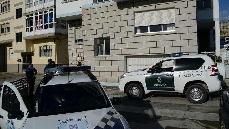 Policía Local y Guardia Civil custodian el edificio de la calle San José. // Gonzalo Núñez