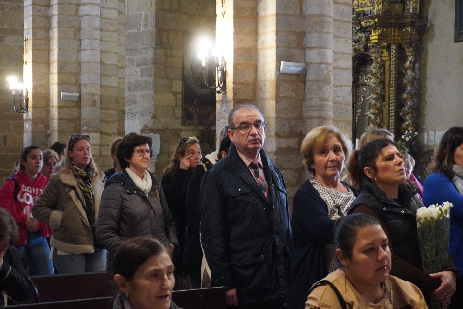 Los fieles acuden al besamanos de la Virgen de los Remedios