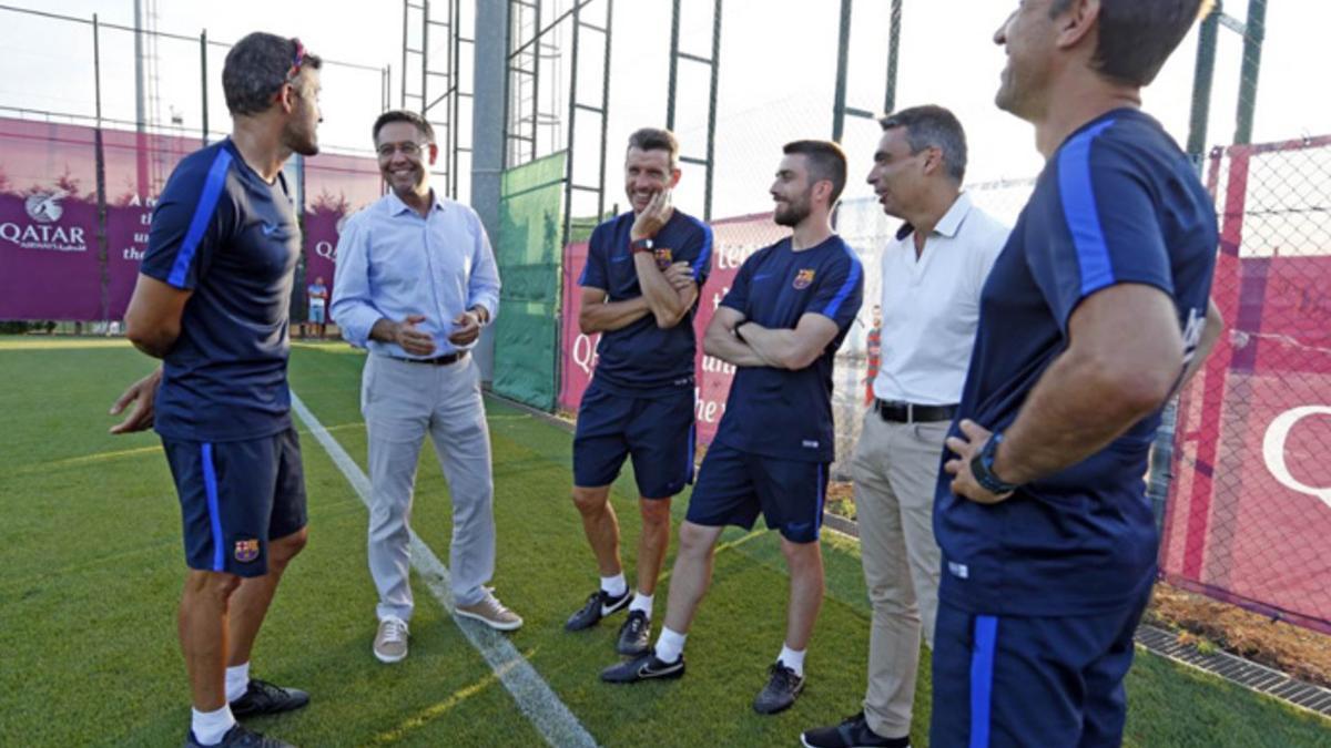Josep Maria Bartomeu y Albert Soler junto a Luis Enrique y parte de su cuerpo técnico en la Ciutat Esportiva Joan Gamper este sábado 23 de julio