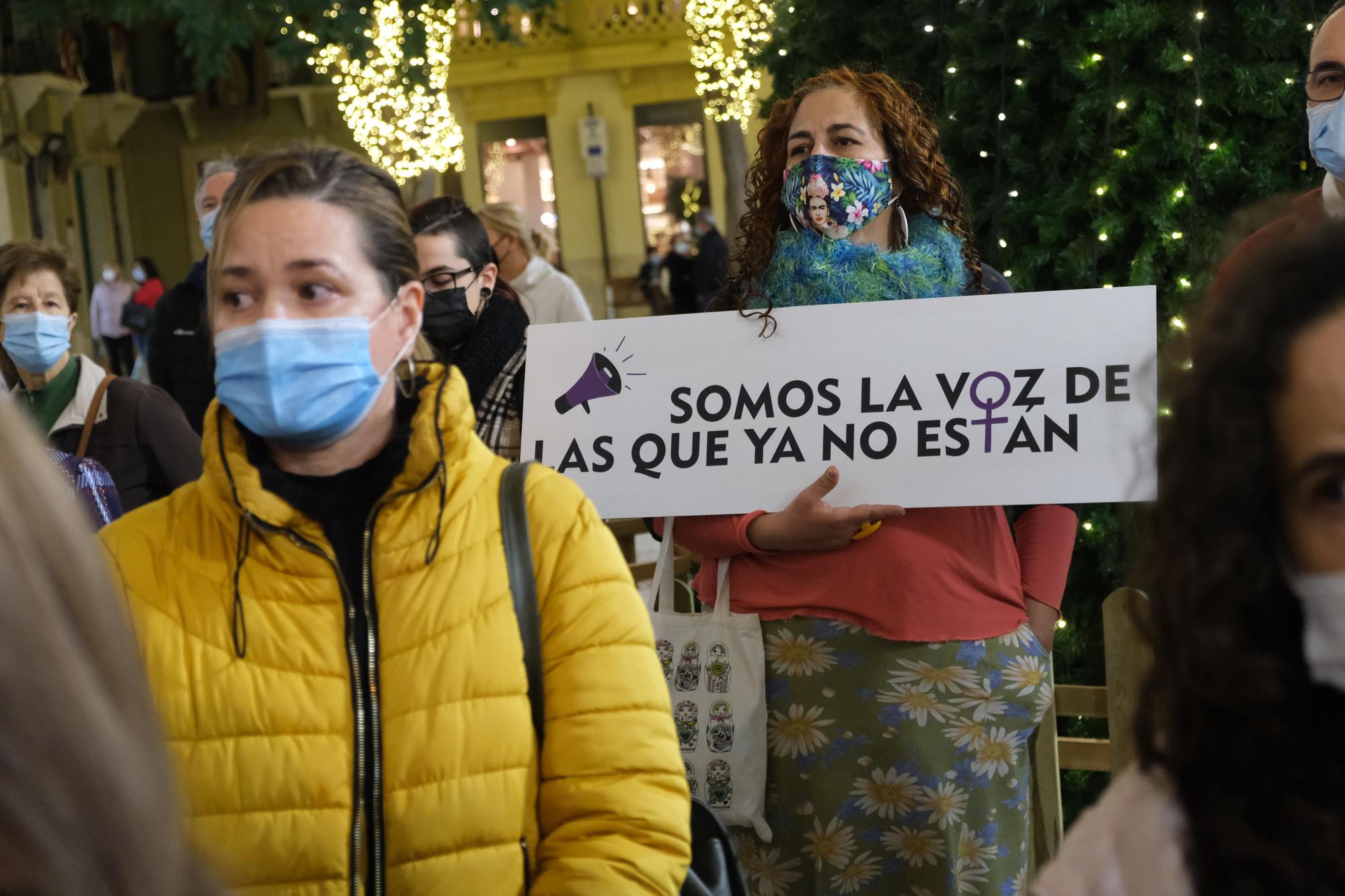 Concentración de repulsa por el asesinato de Yolanda en Elche. Familiares de la joven acudieron al emotivo acto en la Plaza de Baix