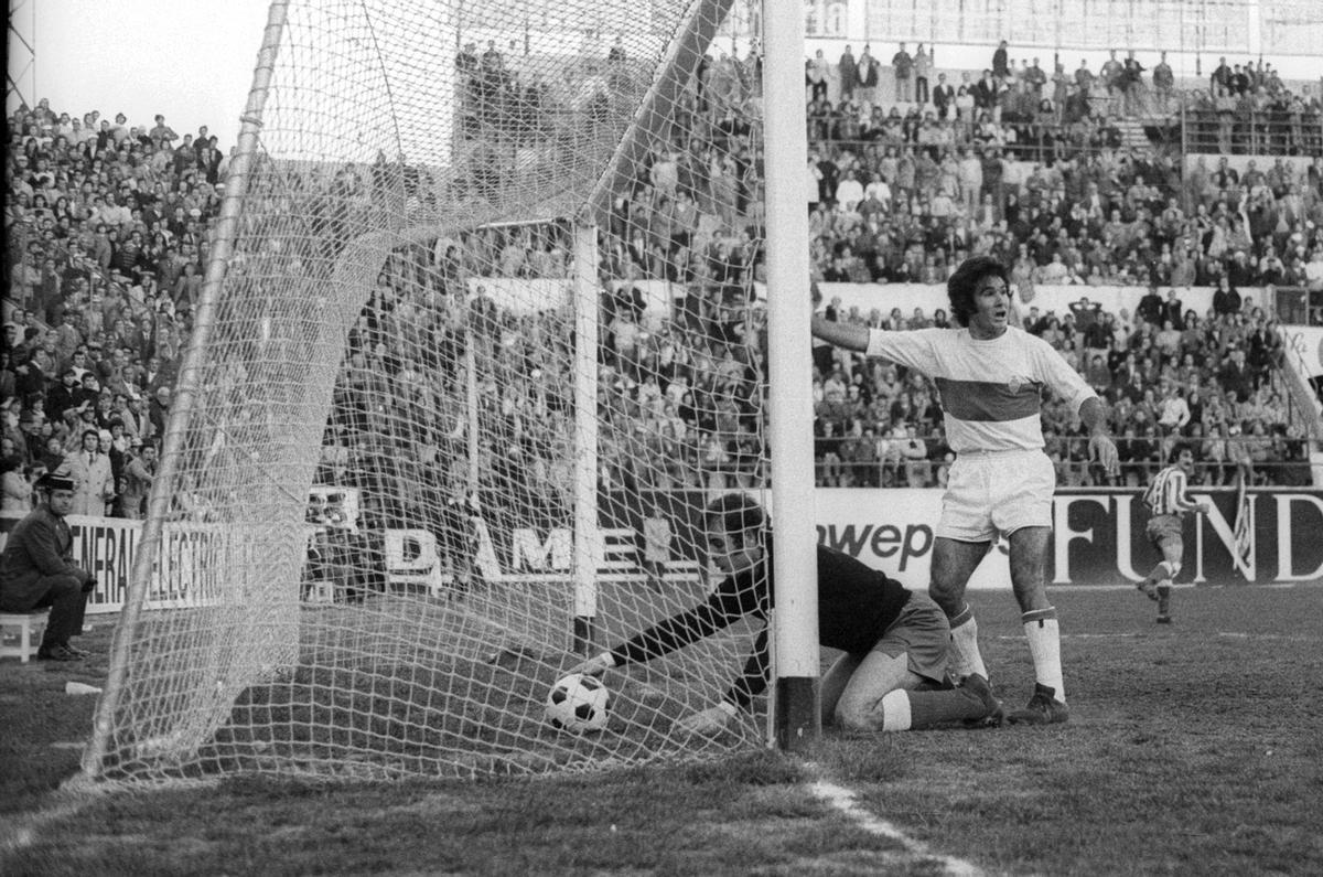 Indio bate a Reina en el Elche-Atlético de 1974... en un gol anulado.