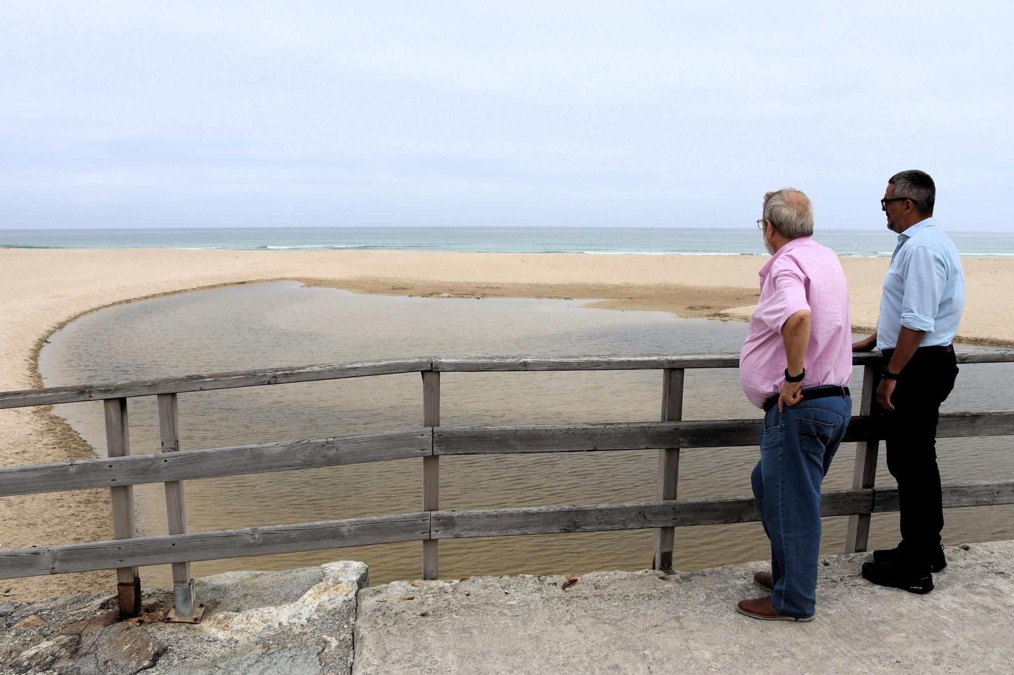 El canal de desagüe de la laguna ha vuelto a quedar taponado por la acumulación de arena.