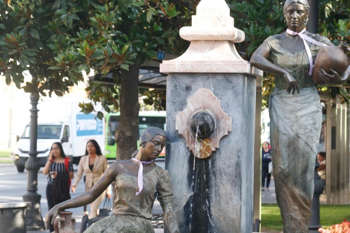 Llenan la ciudad de lazos morados contra la violencia machista