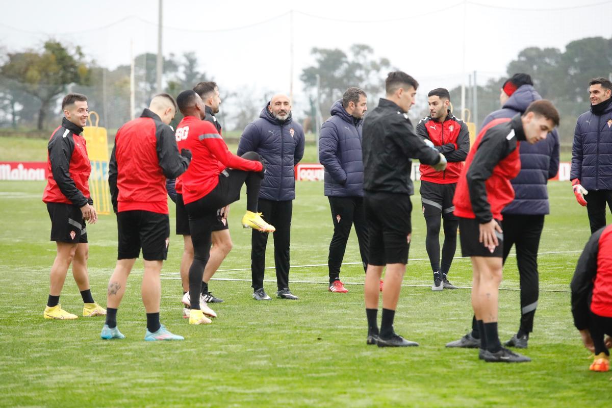 El Sporting recupera a Cuéllar para el derbi: la convocatoria de Abelardo para el duelo en Oviedo