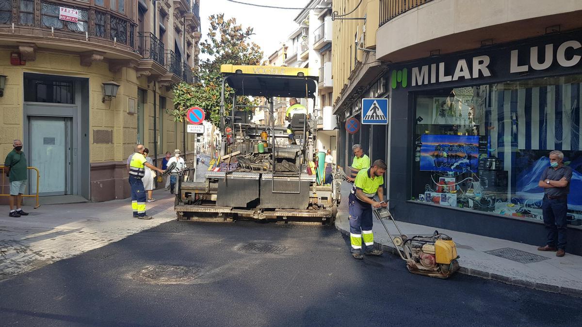 Obras de asfaltado en la calle El Peso de Lucena.