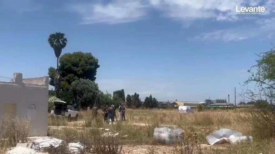 Agentes inspeccionan el lugar donde permanece la víctima mortal del crimen de Aldaia