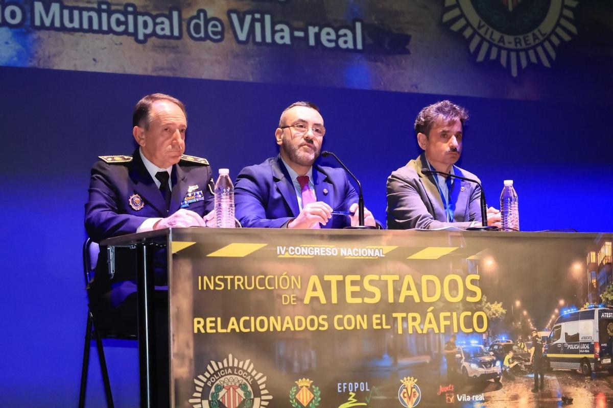 El alcalde de Vila-real, José Benlloch; el comisario de la POlicía Local, José Ramón Niero; y el edil de Segyuridad Ciudadana, Toni Marín, abrieron el congreso nacional sobre tráfico.