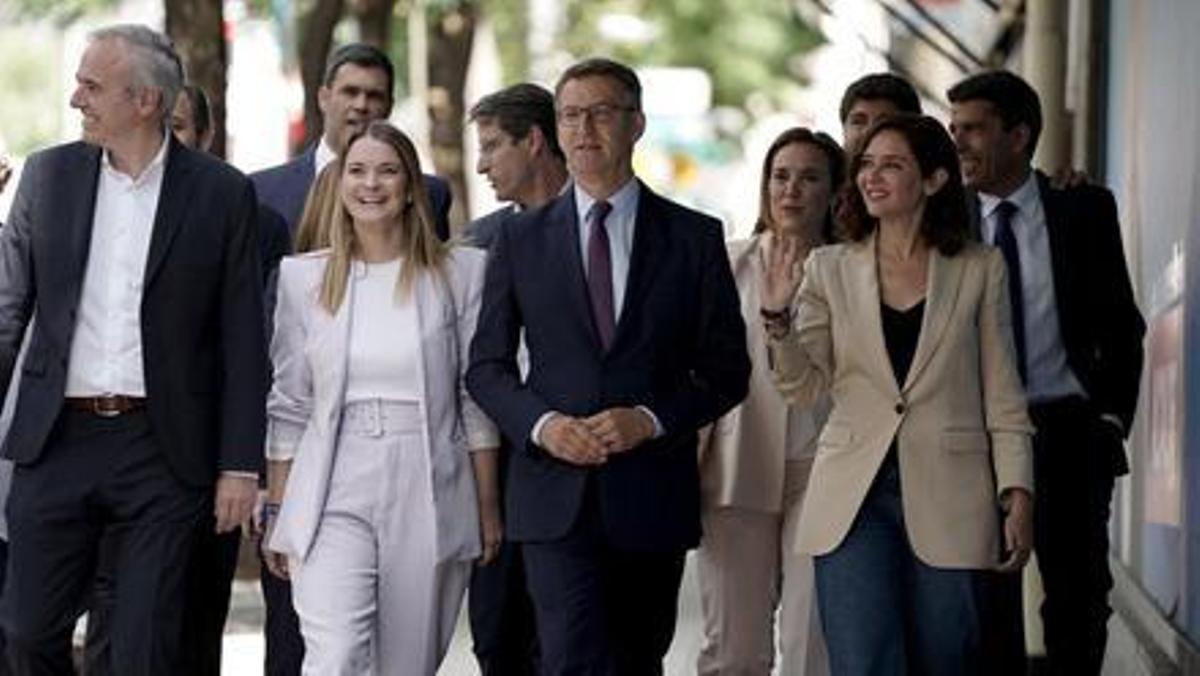 Alberto Núñez Feijóo junto a los barones del PP tras la junta directiva nacional.