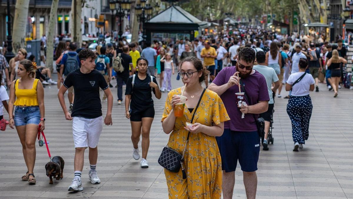 BARCELONA 27/07/2023 Barcelona. Turistas toman refrescos en la Rambla. Calor en en centro de la ciudad de Barcelona. FOTO de ZOWY VOETEN