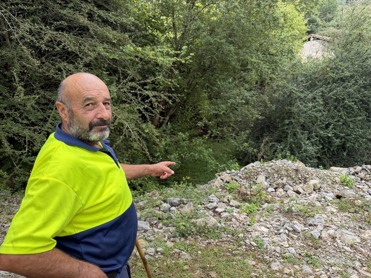 Protesta de vecinos de Llerandi (Parres) contra la destrucciòn de una laguna