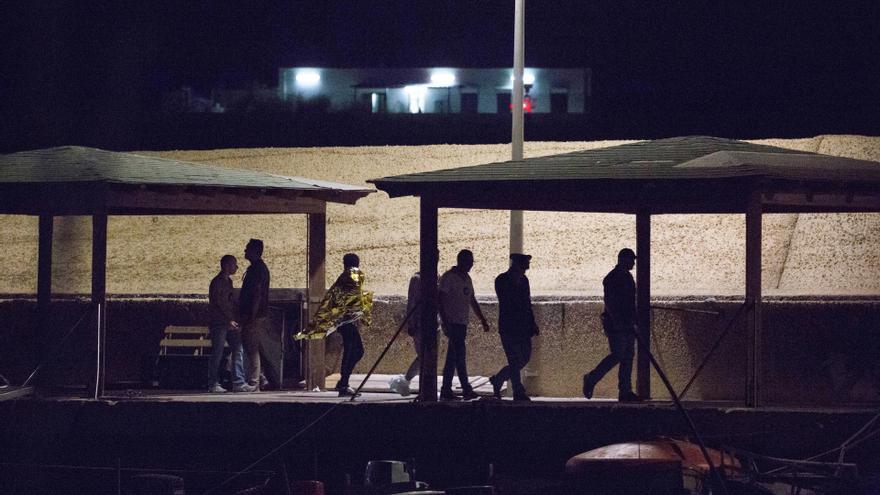 Migrantes del 'Open Arms' desembarcan en Lampedusa.