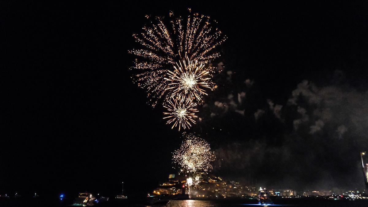 Los fuegos de Sant Ciriac iluminan la noche de Ibiza.