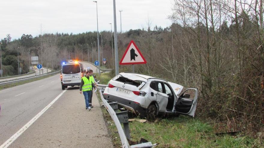 El vehículo accidentado, en Llanes.