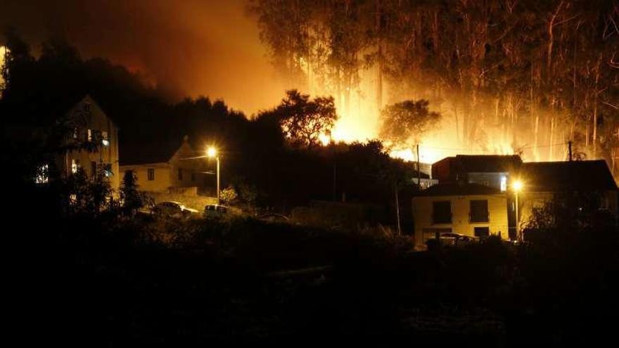 Las llamas alcanzaron en la noche del jueves una gran altura. // G.N.