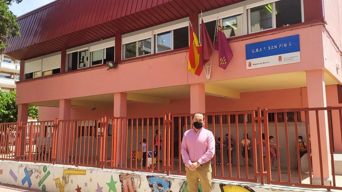 El concejal de Vox en Murcia, José Palma, durante una visita este miércoles al colegio San Pio X