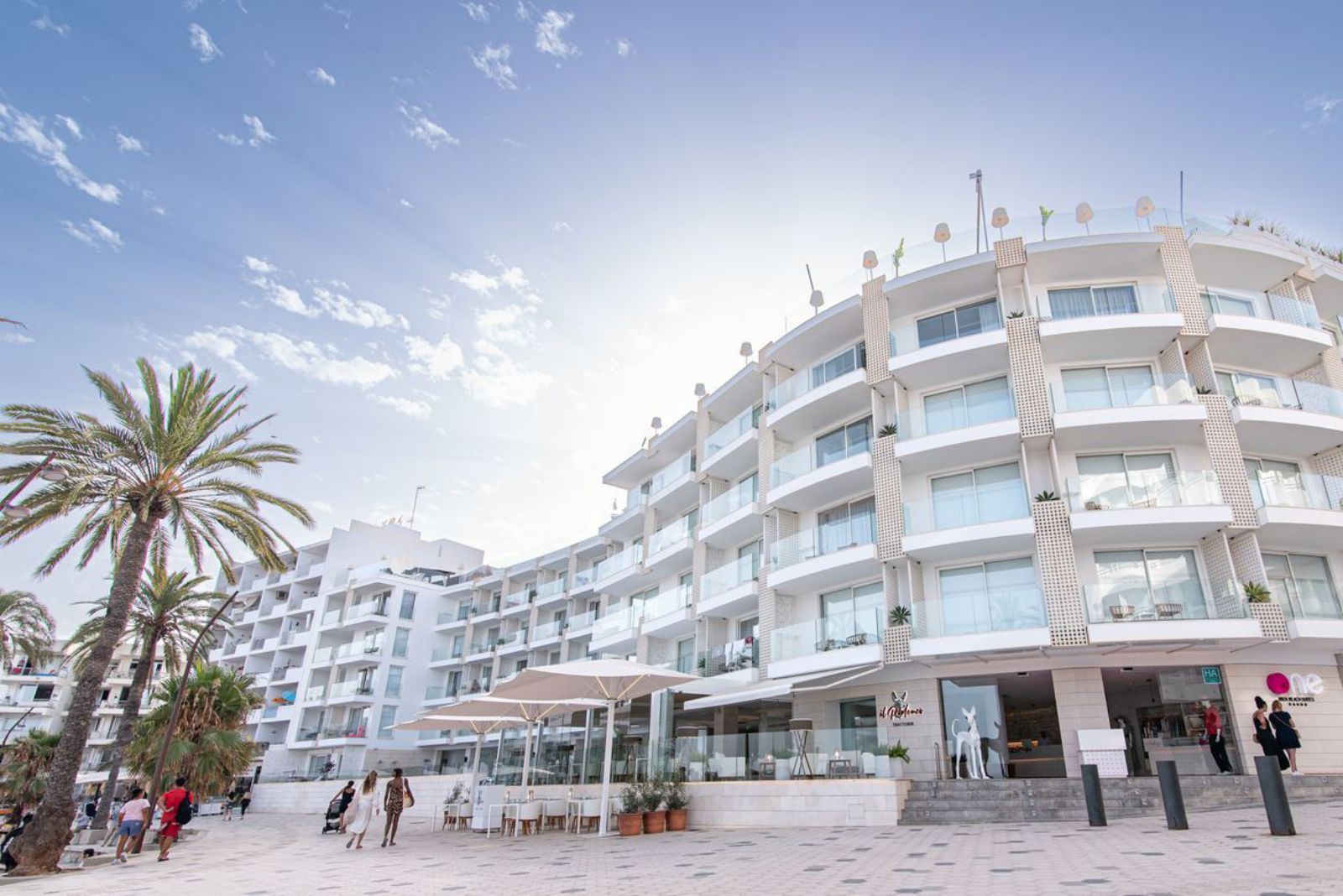 One Ibiza Suites está ubicado en Figueretes, en Ibiza.