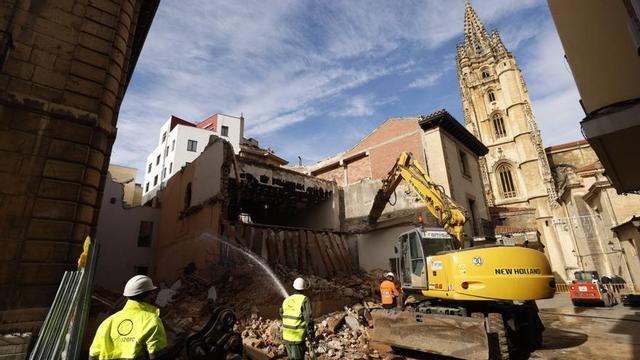 Una imagen de archivo, de noviembre de 2024, de los derribos en el solar anexo al Palacio de Velarde. | LUISMA MURIAS